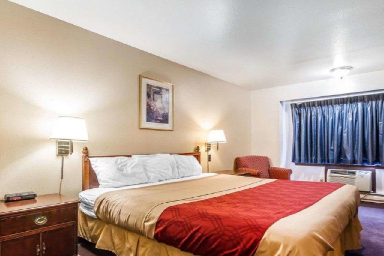 Rodeway Inn & Suites Madison East Bagian luar foto