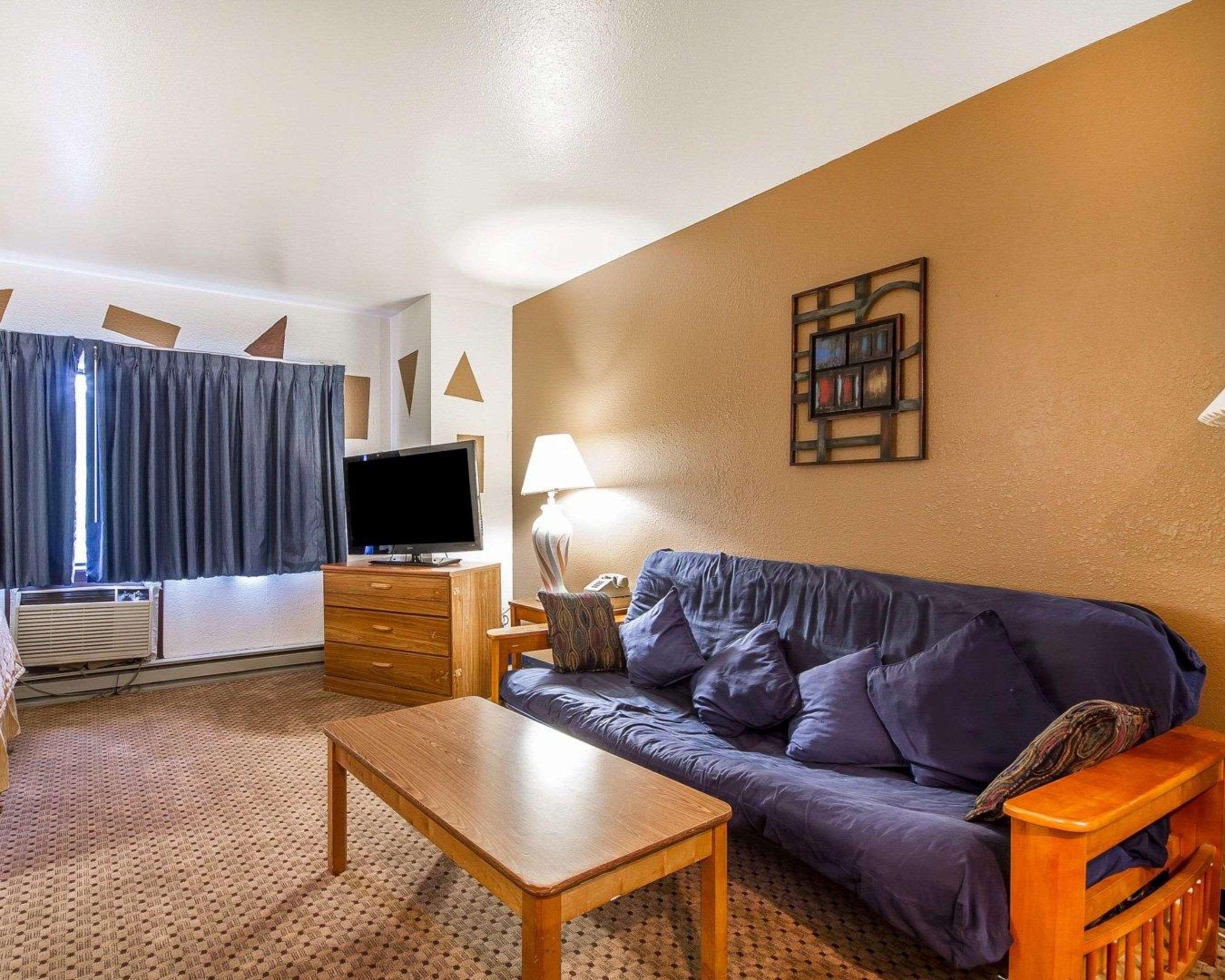 Rodeway Inn & Suites Madison East Bagian luar foto