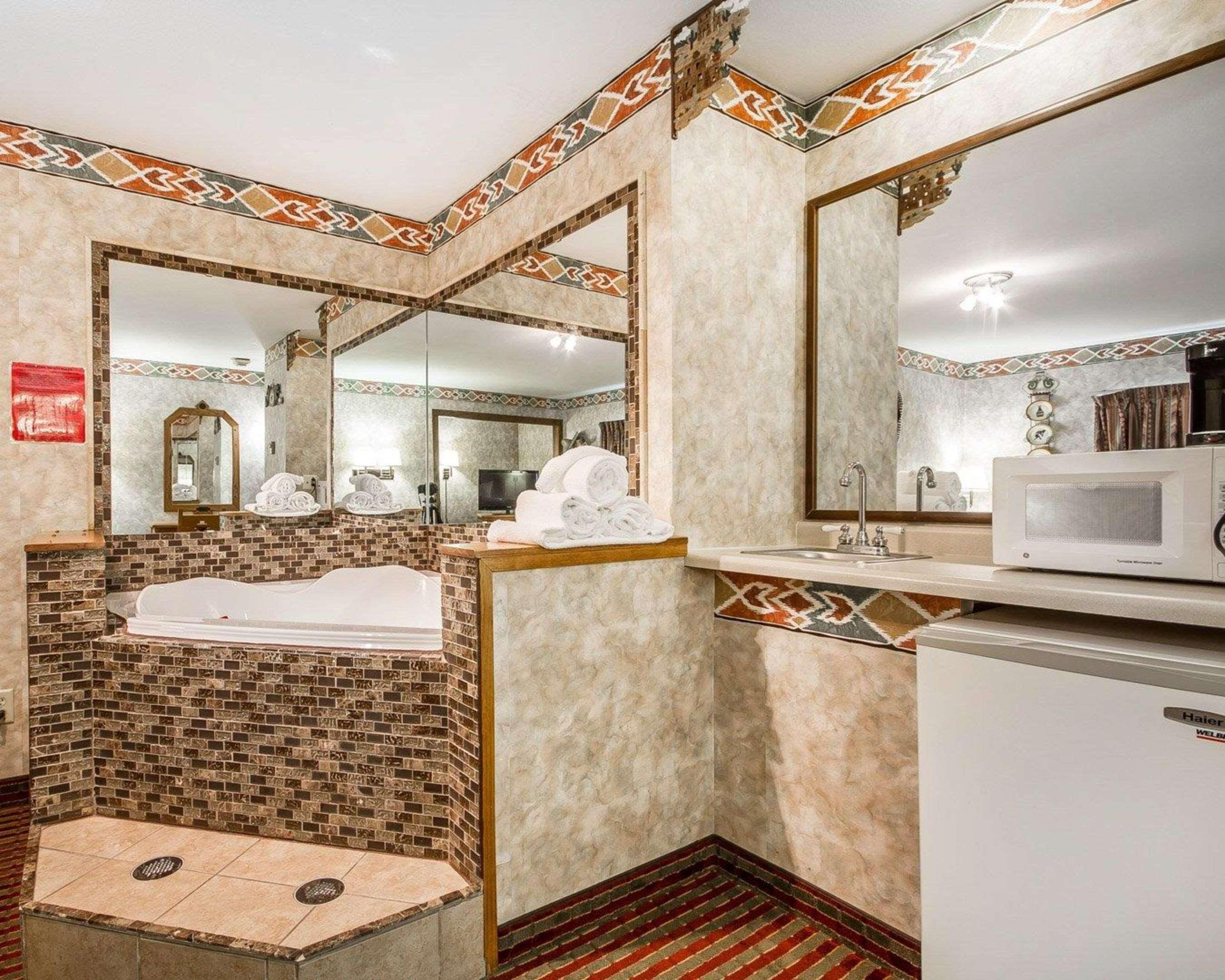 Rodeway Inn & Suites Madison East Bagian luar foto