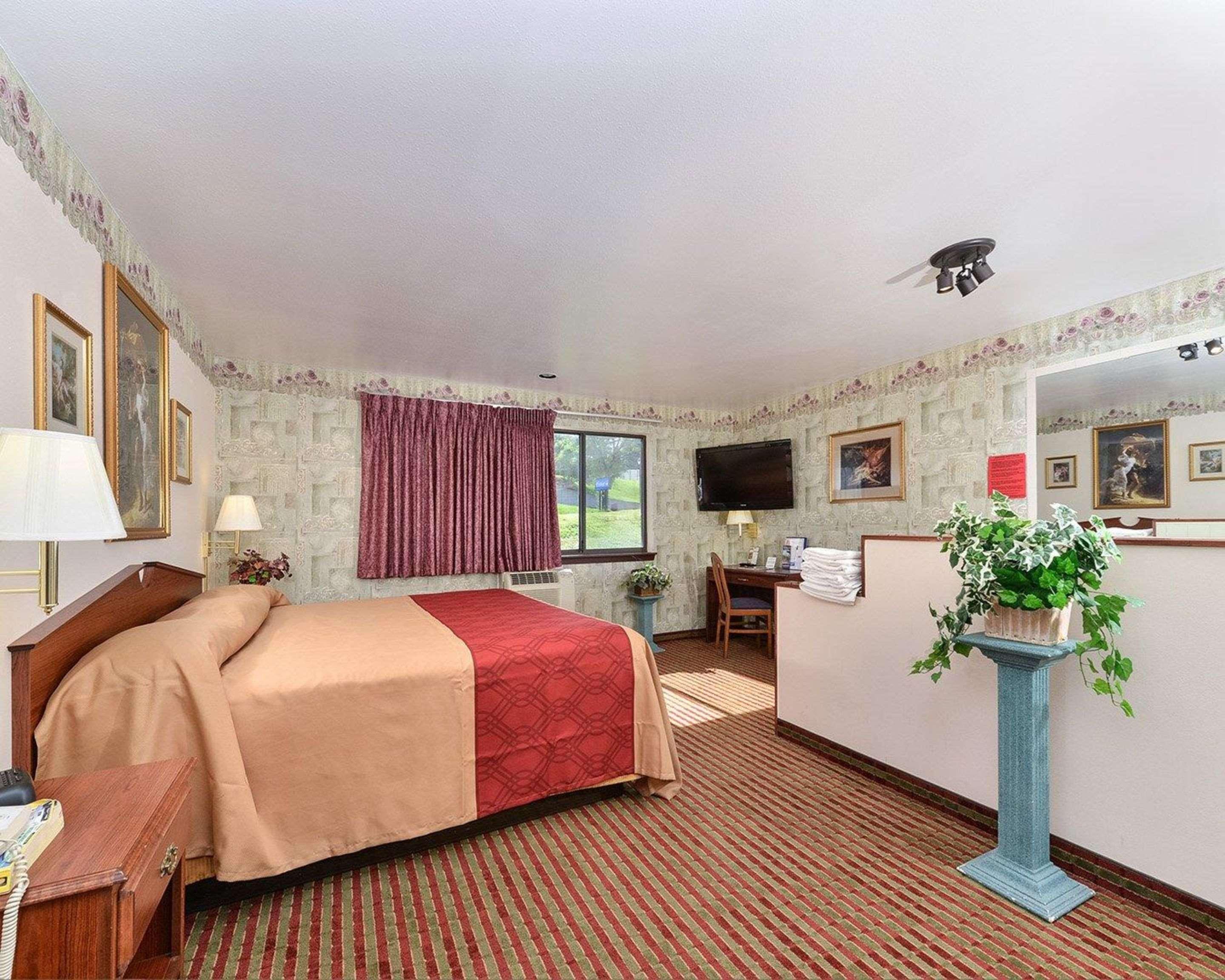Rodeway Inn & Suites Madison East Bagian luar foto