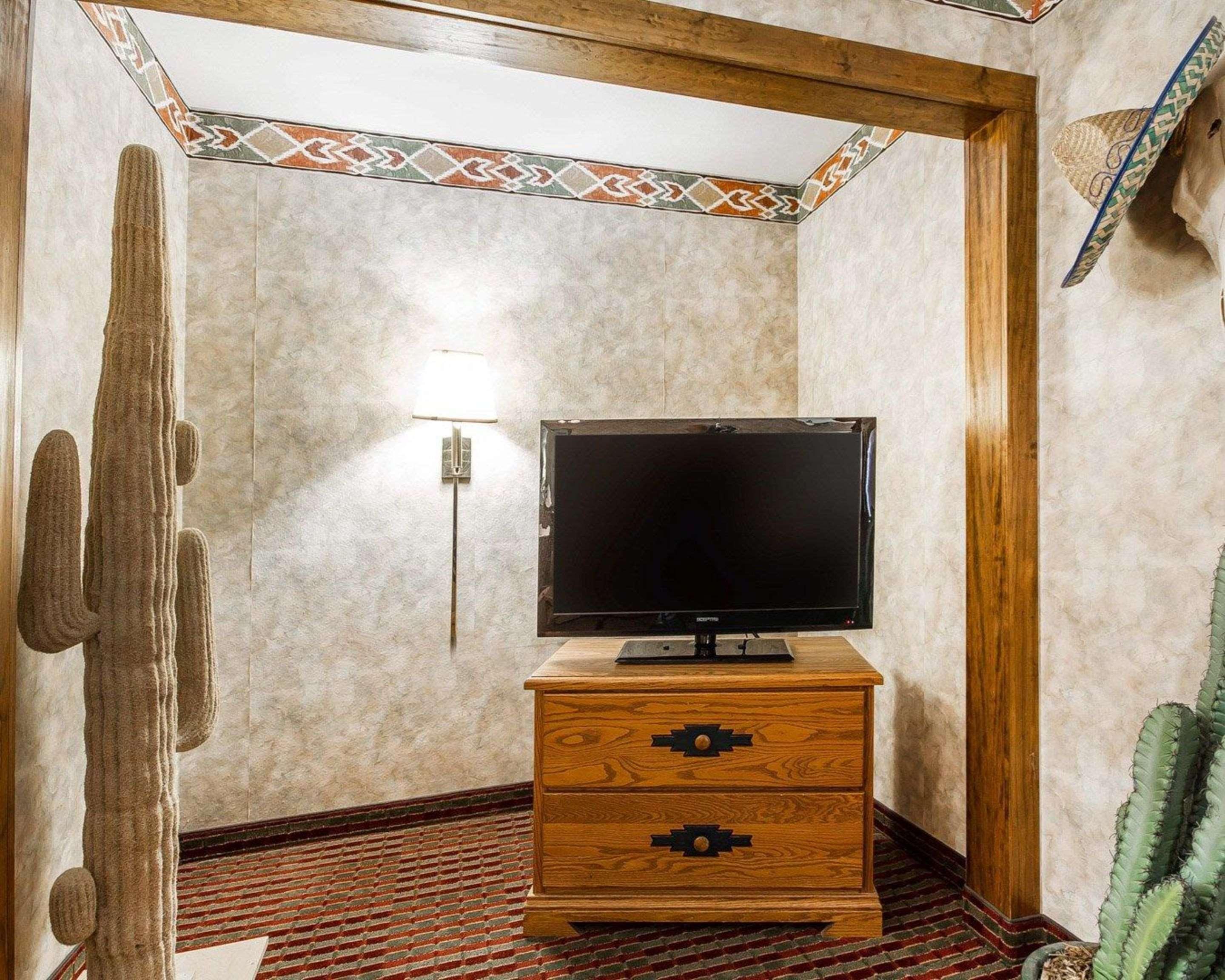 Rodeway Inn & Suites Madison East Bagian luar foto