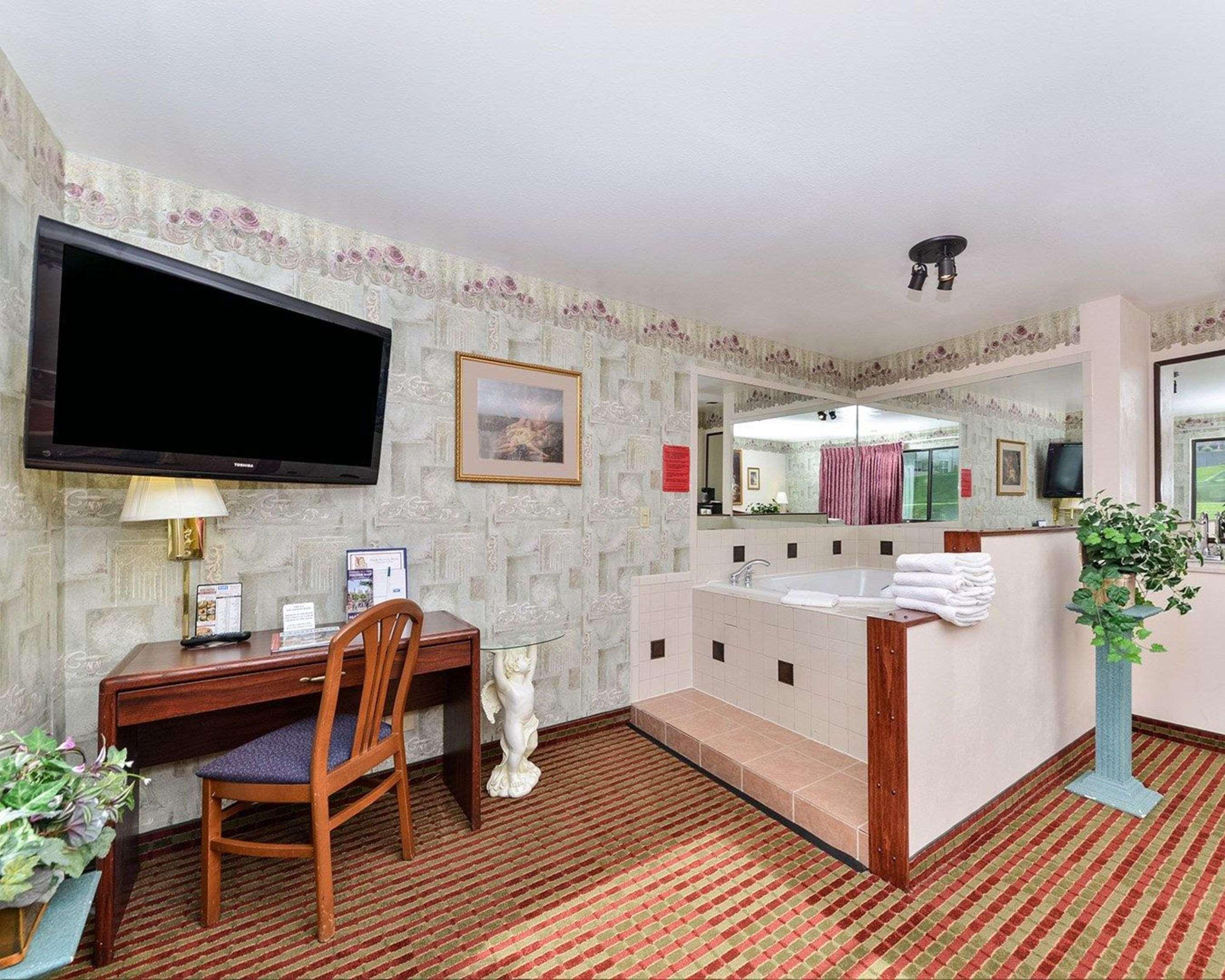 Rodeway Inn & Suites Madison East Bagian luar foto