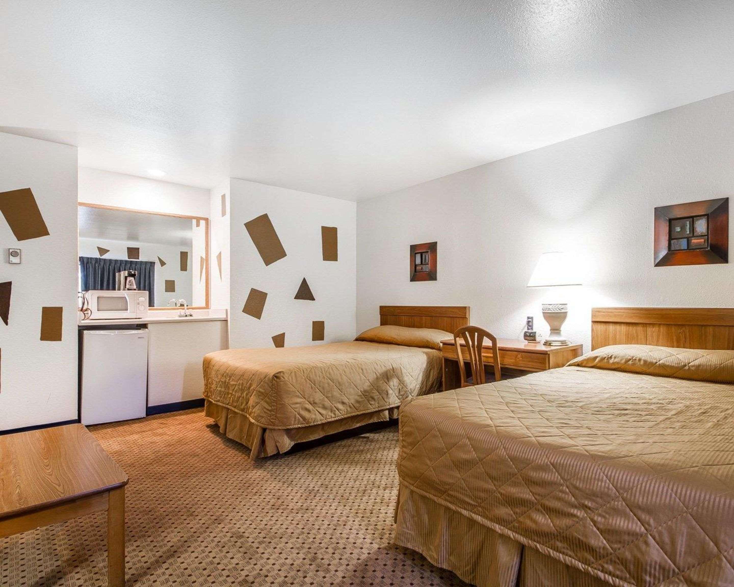 Rodeway Inn & Suites Madison East Bagian luar foto