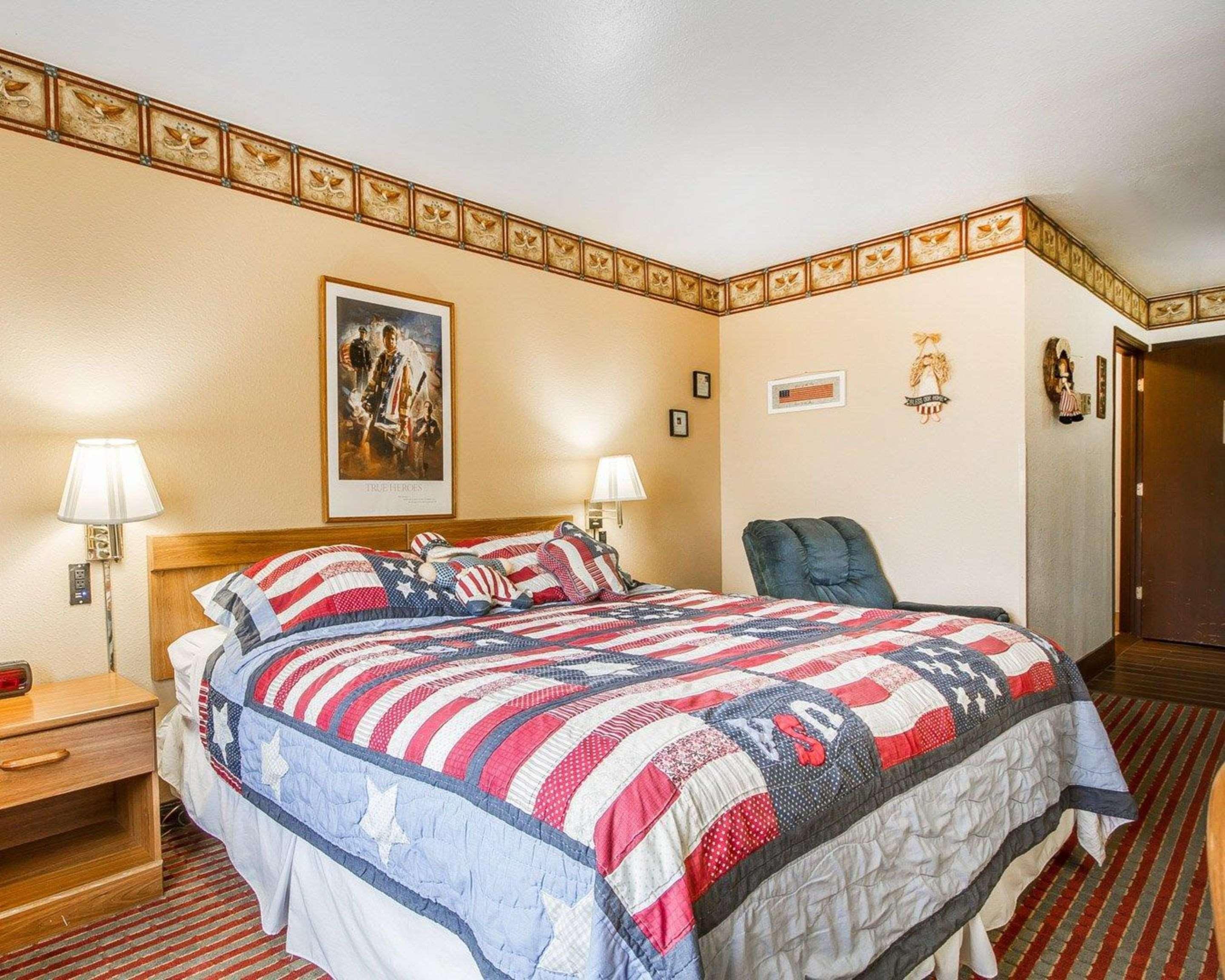 Rodeway Inn & Suites Madison East Bagian luar foto