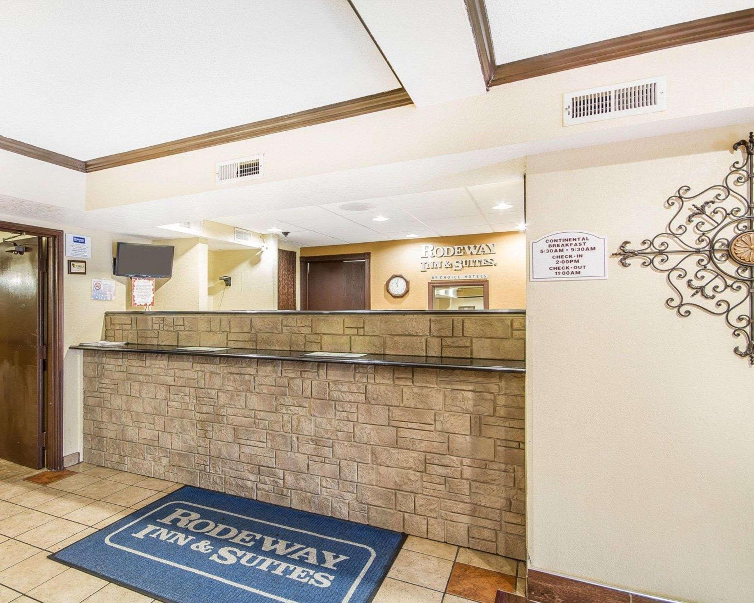 Rodeway Inn & Suites Madison East Bagian luar foto