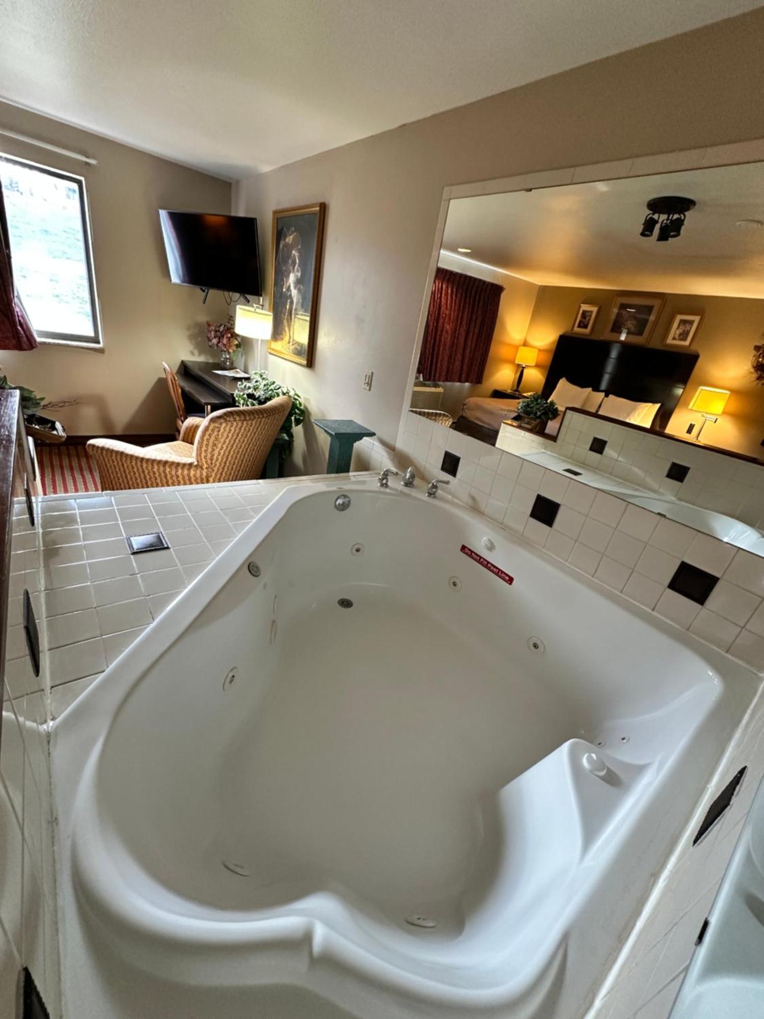 Rodeway Inn & Suites Madison East Bagian luar foto
