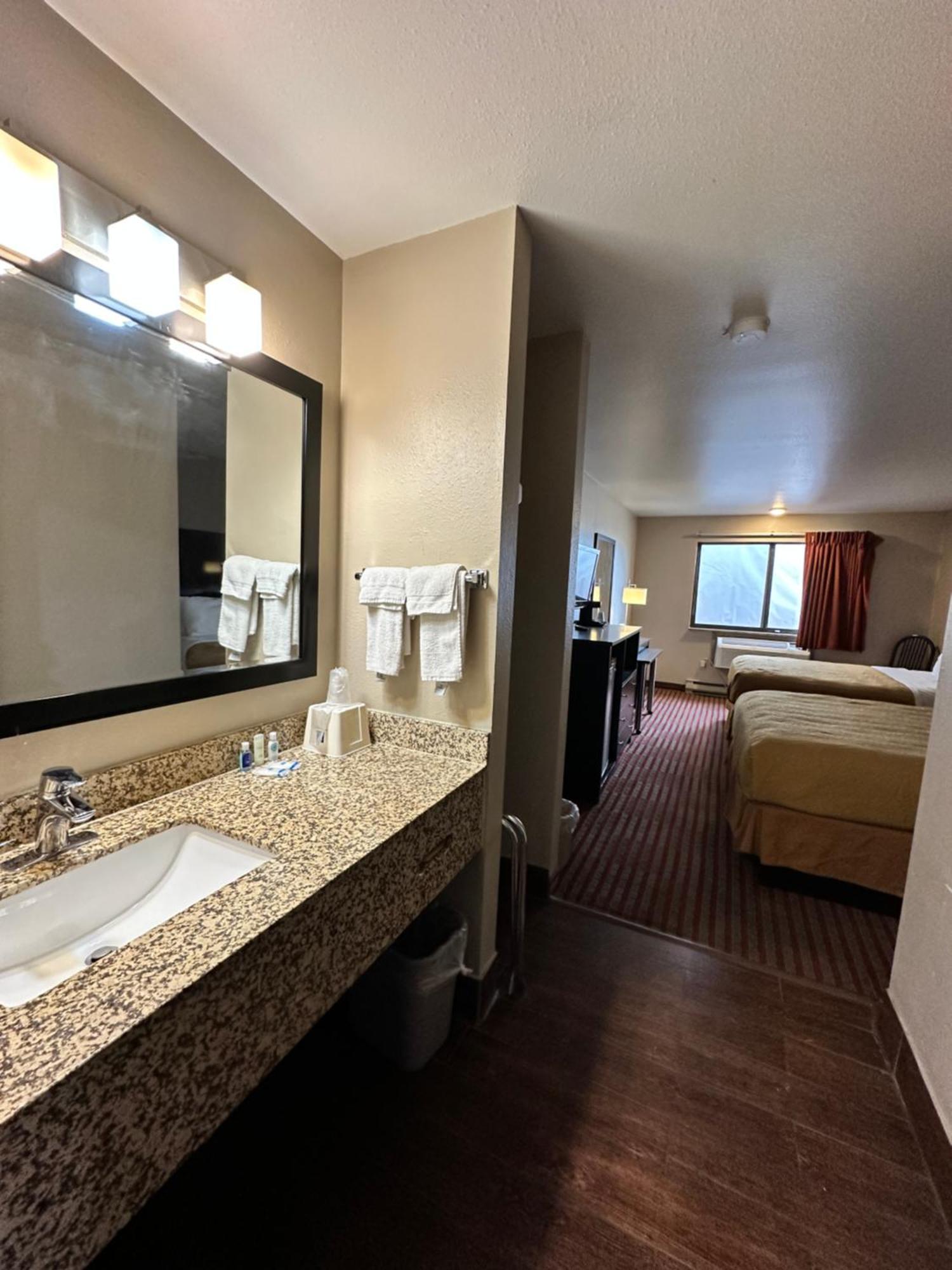 Rodeway Inn & Suites Madison East Bagian luar foto