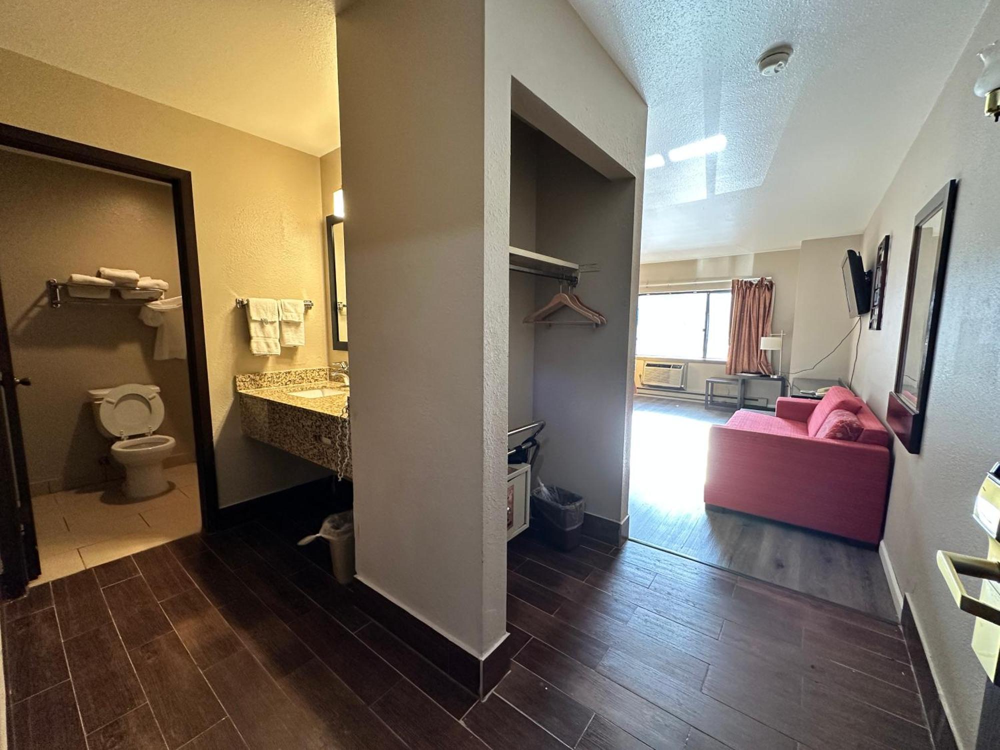 Rodeway Inn & Suites Madison East Bagian luar foto