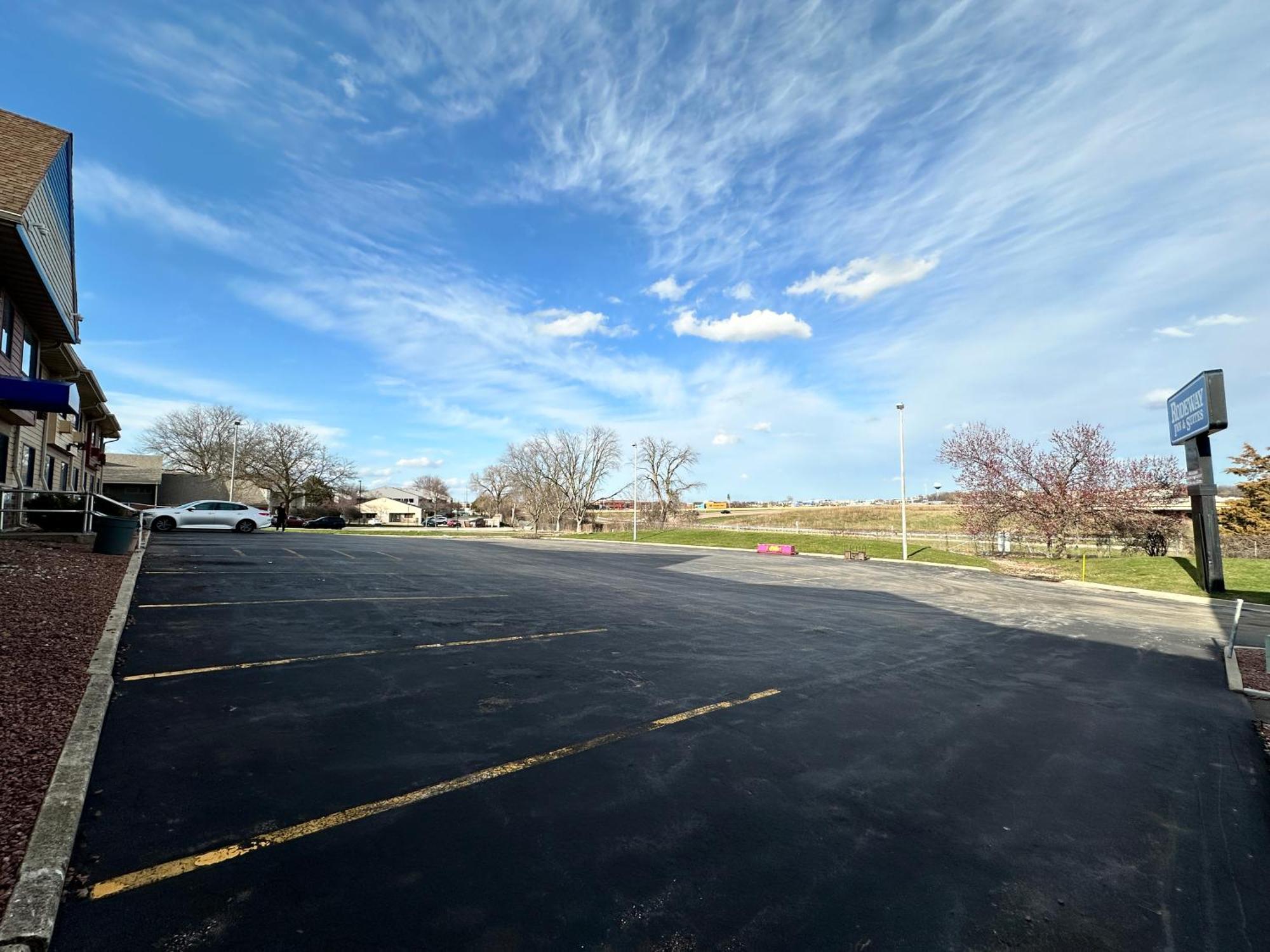 Rodeway Inn & Suites Madison East Bagian luar foto
