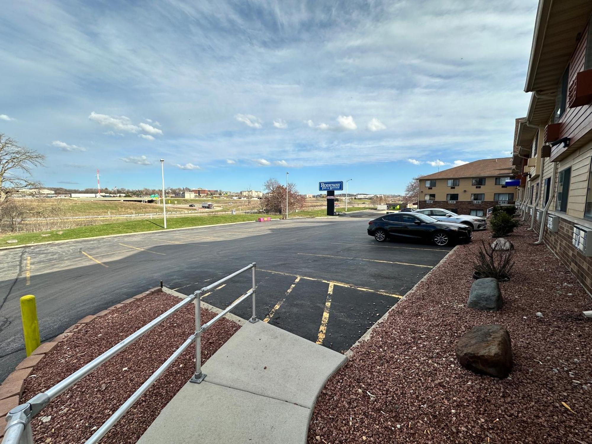 Rodeway Inn & Suites Madison East Bagian luar foto