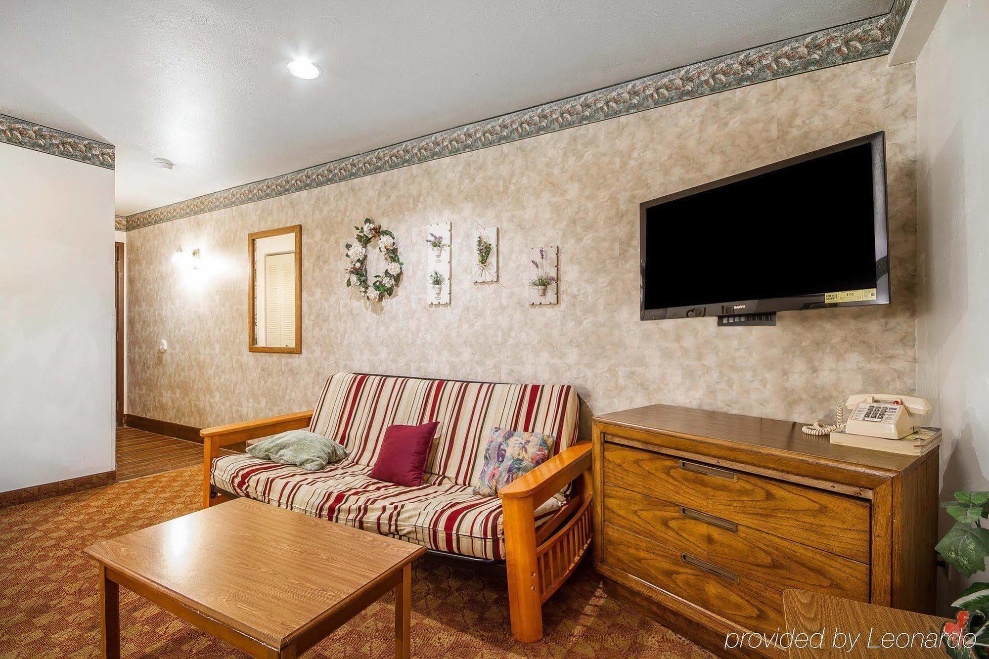 Rodeway Inn & Suites Madison East Bagian luar foto