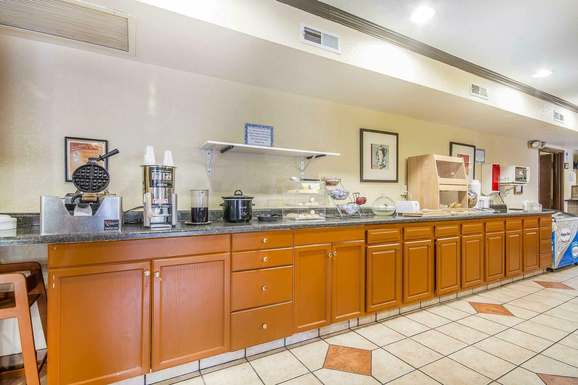 Rodeway Inn & Suites Madison East Bagian luar foto