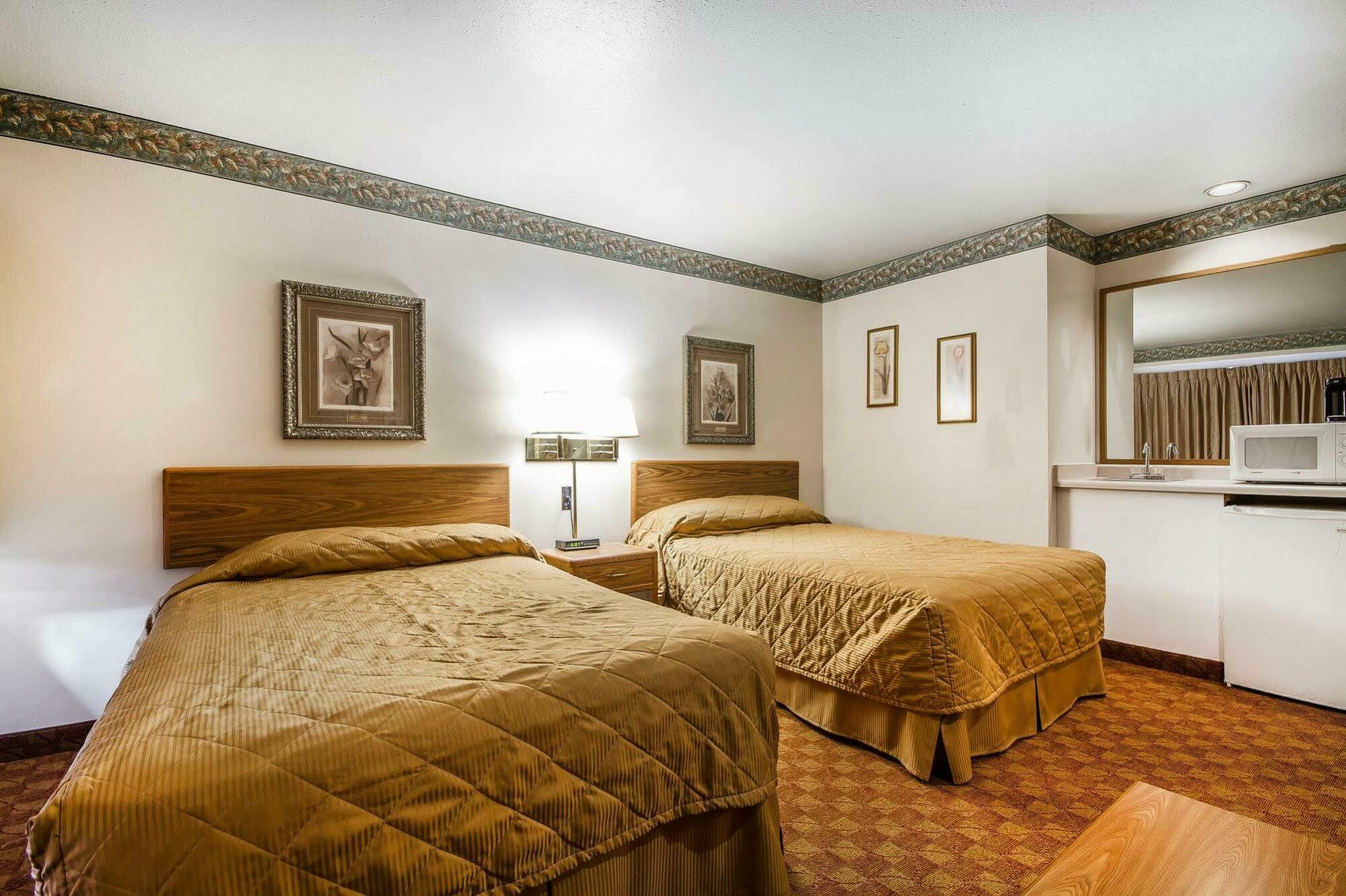 Rodeway Inn & Suites Madison East Bagian luar foto