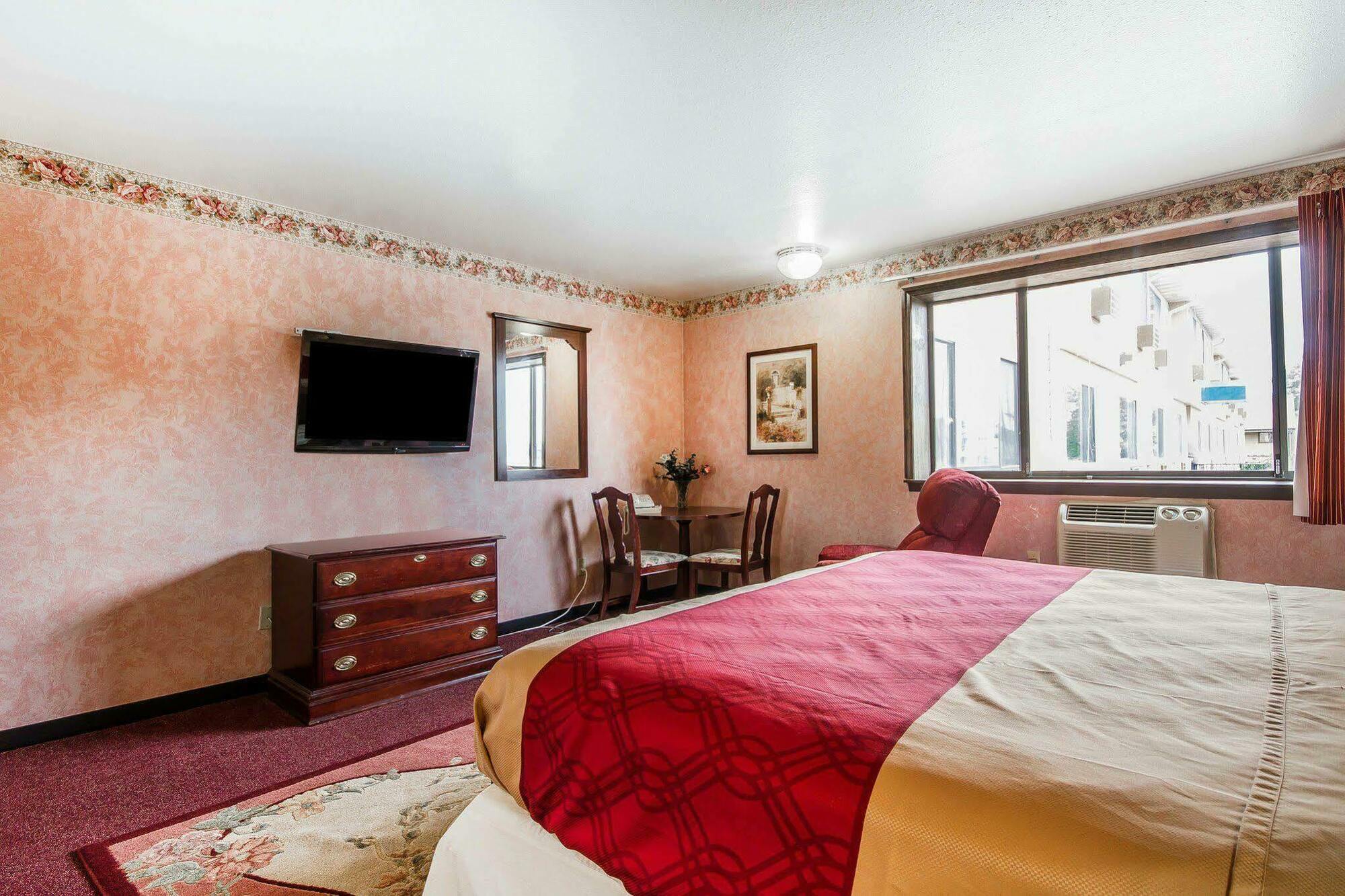 Rodeway Inn & Suites Madison East Bagian luar foto