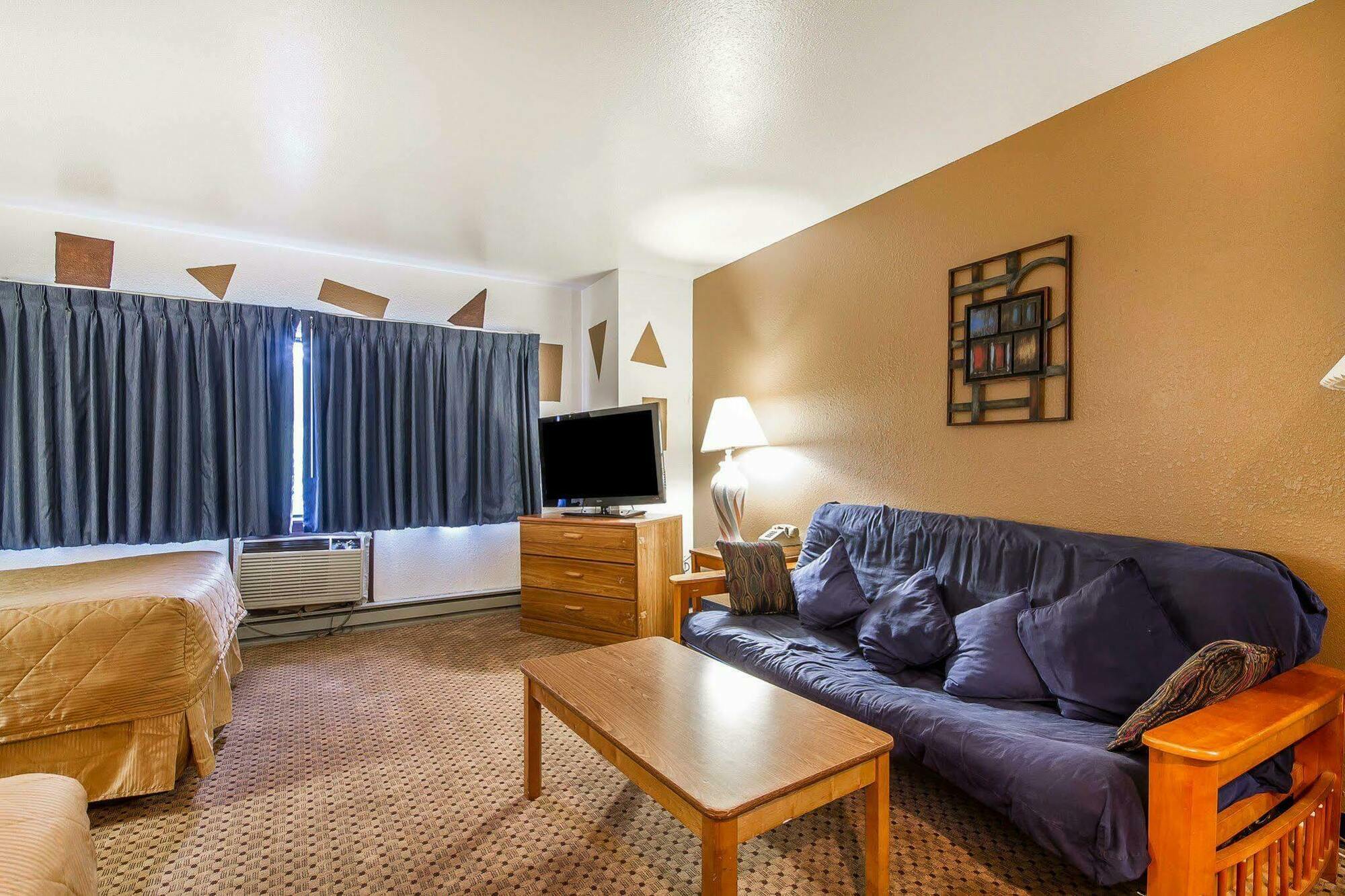 Rodeway Inn & Suites Madison East Bagian luar foto